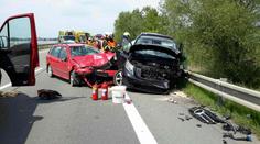Při nehodě 3 aut u Nových Mlýnů se zranilo 10 lidí, z toho 4 děti