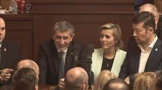 ON-LINE: Opozice okupovala řečnický pult. Budu mluvit, jak dlouho chci, vykřikl Babiš