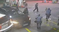 VIDEO: Unesený taxikář si zachránil život. Naboural do policejního auta