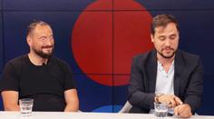 Ekonom má v ruce čip s platební kartou. Technologie změní pracovní trh, shoduje se s IT expertem