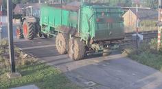 VIDEO: Tohle předcházelo srážce. Rychlovlak smetl traktor na kolejích