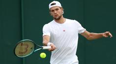 Postoupil na Wimbledonu z kvalifikace a odjel domů na pohřeb. A pak zase vyhrál