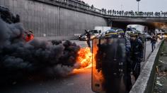 V centru Paříže hoří barikáda z pneumatik, zasahovala i policie