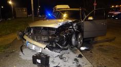 Ujíždějící pirát naboural policejní auto postavené jako zátaras
