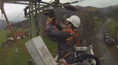 Jak probíhá údržba distribuční sítě? Energetici pracují i pod napětím!