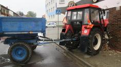Špatně zaparkovaný traktor se vydal na cestu. Projel zdí až na toaletu hotelu