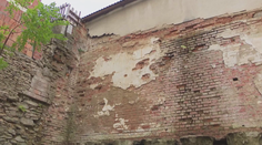 Kvůli nefunkční opěrné zdi praskaly v domě stěny. Stížnosti úřady ignorovaly