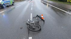 Osobní auto srazilo cyklistu, jeho kolo se po nárazu rozpůlilo!