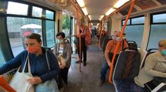 Za absenci roušky až 10 tisíc pokuta. Mnoho lidí si ji přesto odmítá nasadit