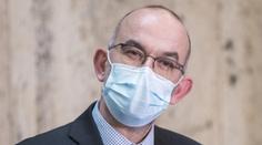 Roušky venku o samotě byly nezákonné. Jejich nošení před rokem nařídil Blatný