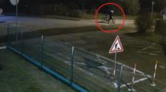 Tohle se zloději nepovedlo! Ve sněhu nechal stopy až ke svému domu