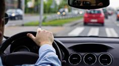 Problémy automobilek. 13 modelům různých značek může selhat řízení!