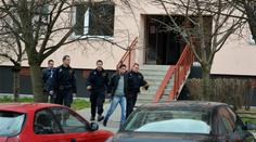 V paneláku našli mrtvolu! Ještě v sobě měla nůž. Policie zadržela tři lidi