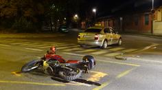 Taxikář vjel do cesty motorkářovi, poslal ho na zem a do nemocnice
