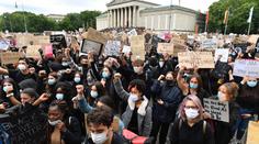 Protesty vypukly i v Německu, policie použila slzný plyn, málem i vodní děla