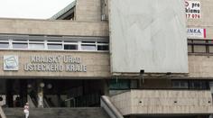 Z budovy krajského úřadu zmizí srp a kladivo. Řeší se blbosti, tvrdí někteří