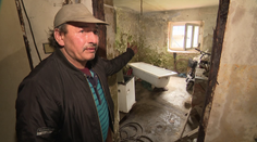 Hororový dům v Hlinsku. Lidé používají kyblík místo záchodu, město se hájí