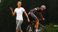 Webber a Buttonova sexy milenka spolu? A přímo na trati ve Spa!