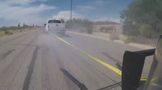 VIDEO: Jako z Rychle a zběsile. Systém se dokáže zachytit za auto a zastavit ho