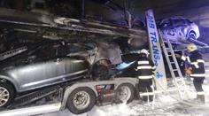 Kvůli prasklé pneumatice shořel návěs i s naloženými novými auty