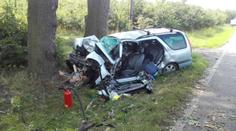 Tragédie na Kutnohorsku! Auto silný náraz do stromu zdemoloval, řidič nepřežil