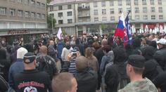 Tři stovky skinů: nadávky JXD, nepovolená demonstrace a odjezd