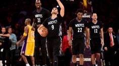 Wolves uctili trenéra černými tričky a vítězstvím nad Lakers