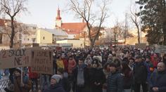 Sloučení základních škol v Holešově čelí kritice. Na Zlínsku proběhla demonstrace