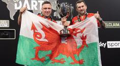 Price s Claytonem ovládli World Cup of Darts. Skotové ve finále neměli šanci