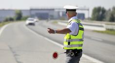 VIDEO: Motorkář hazardem překvapil i policii. Jel dvoustovkou s dítětem za zády