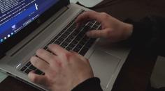 Konec soukromí? Evropská komise chce kontrolovat konverzace na sítích