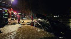 Do zamrzlého rybníka se propadlo auto. Hasiči jej tahali ven hodiny