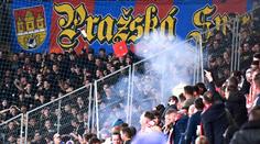 Bylo to šílené, říká zraněný fanoušek Slavie z derby. Policie hledá viníka