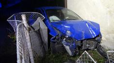 Opilý mladík napasoval auto do zahrady mezi dům a přípojku