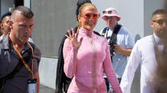 Slavná JLo předvedla své křivky na okruhu F1. Dorazila v růžovém oblečku