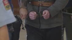 Muž šel na policisty s nožem, pak po nich hodil sekeru! Útok vykryli