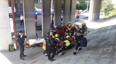 V Praze se srazila dvě auta. Jedno z nich skončilo pod mostem