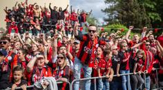 Fanoušci Leverkusenu zaplavili stadion a ulice. Alonso byl zlitý pivem