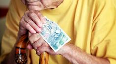 Vláda nečekaně mění plán: Důchodový věk na 65 letech zatím nezastropuje