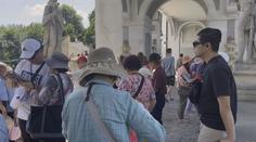 V Českém Krumlově ubylo turistů z Asie. Pro Číňany je to drahé, říká průvodkyně