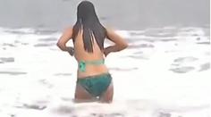 MUŽI ŠÍLÍ! Svůdná reportérka ztratila bikini v přímém přenosu