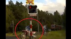 Motorkáři prchali před policií! Jeden to napálil do vlaku! VIDEO