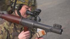 Raketomet i bojové vozidlo. Sličná reportérka si zkusila armádní techniku
