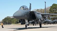 Pilot americké stíhačky je stále nezvěstný. Hledají ho Spojené státy i Írán