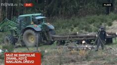 Tragická nehoda: Muž pracoval v lese s těžkou technikou. Zemřel pod koly traktoru