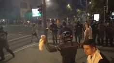 Nepokoje v Srbsku se vyostřují. Policie použila proti lidem obušky a slzný plyn