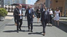 Premiér Babiš má zdravotní potíže. Ve sklárně se musel opírat o hůl!