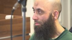 Soud potvrdil 10 let pro pražského imáma. Při čtení rozsudku odmítl vstát