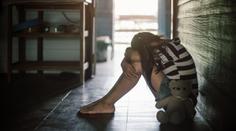 Rodiče měli málem vyhladovět 7letou dívku. Skončila v kritickém stavu v nemocnici