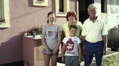 Vážně nemocní prarodiče zůstali na vnoučata sami. Máma je nechce